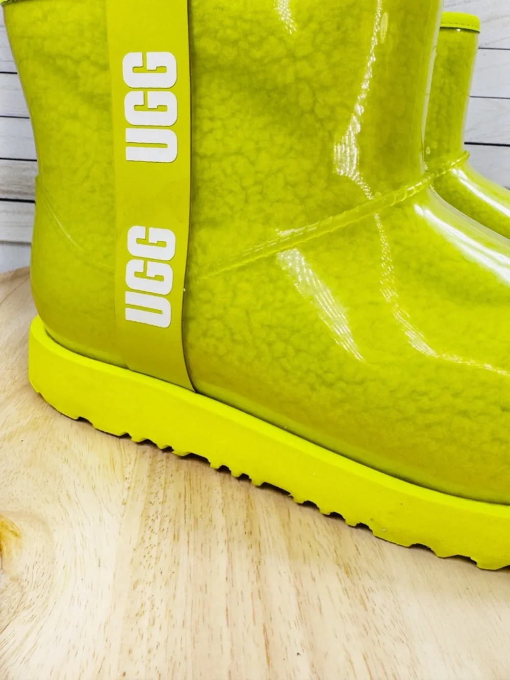 UGG Kids Classic Clear Mini II Boots Sherpa Lined Sulfur Green‎ Size 5 Big Kid